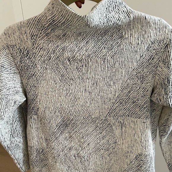 Theory Textured Turtleneck Sweater in Size S - Picture 2 of 10